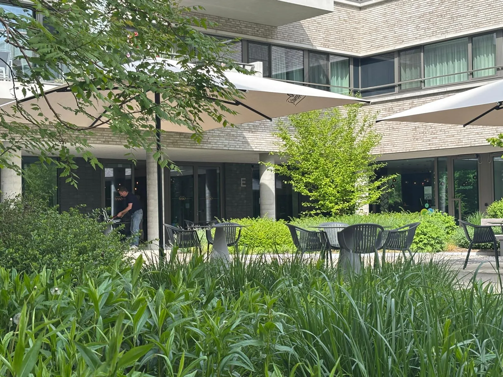 De gevel en het terras in het Elysiapark