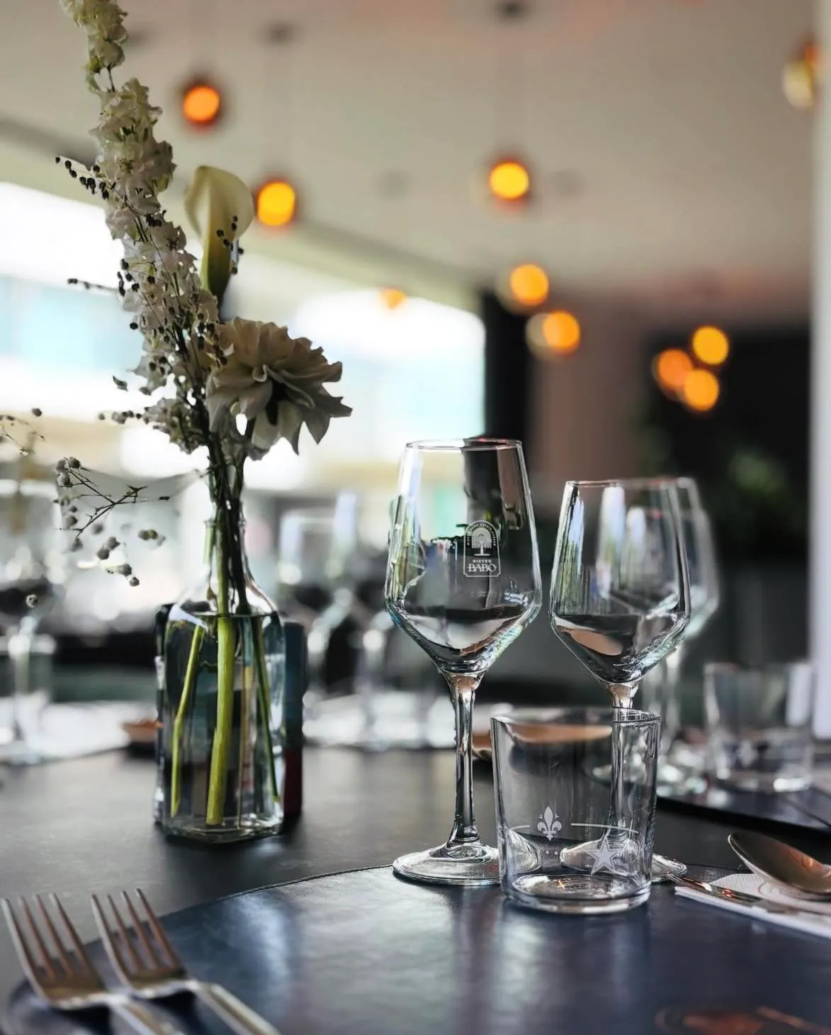 Wijnglazen en bloemen op tafel