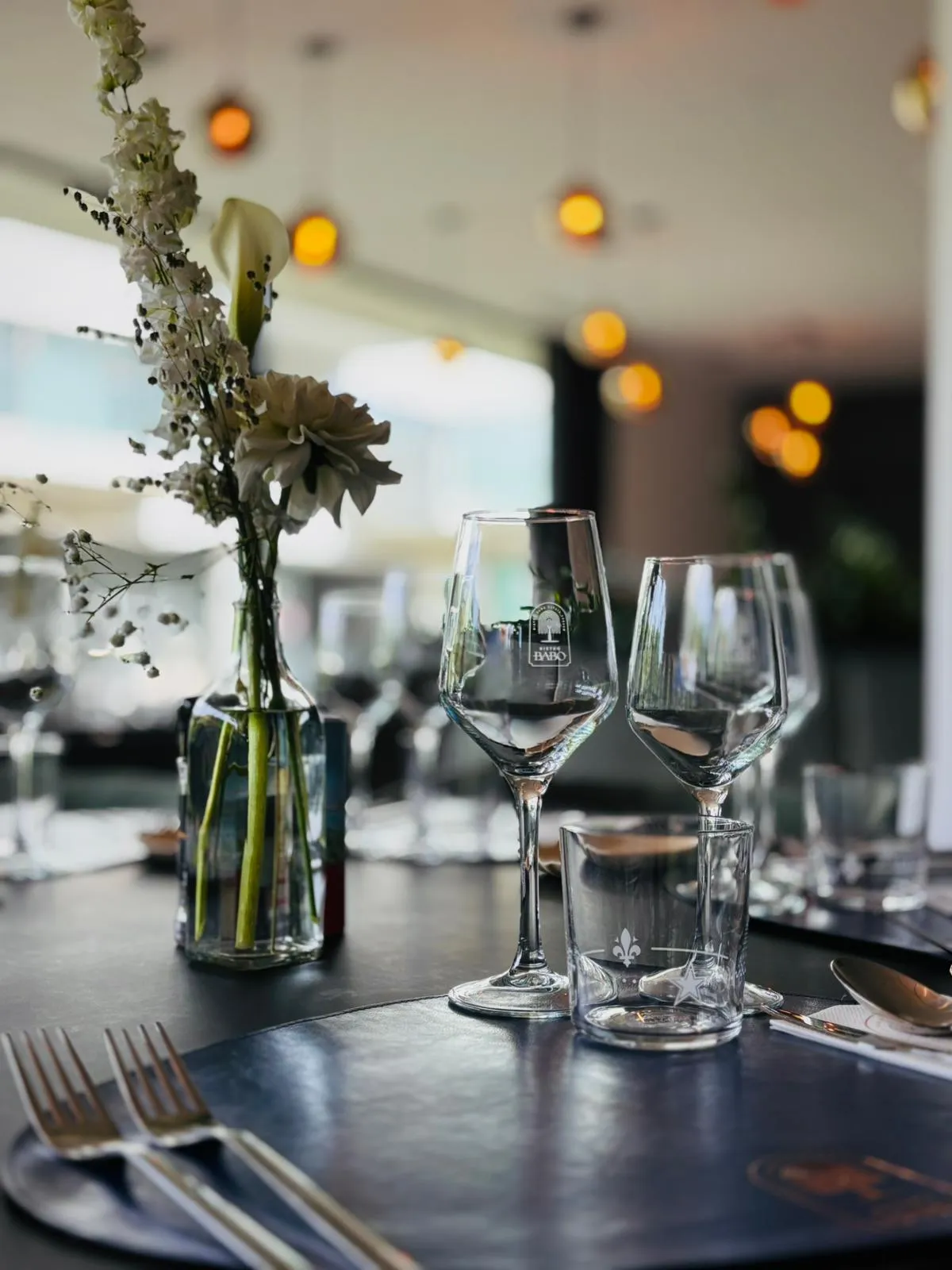 Gedekte tafel met wijnglazen en bloemen