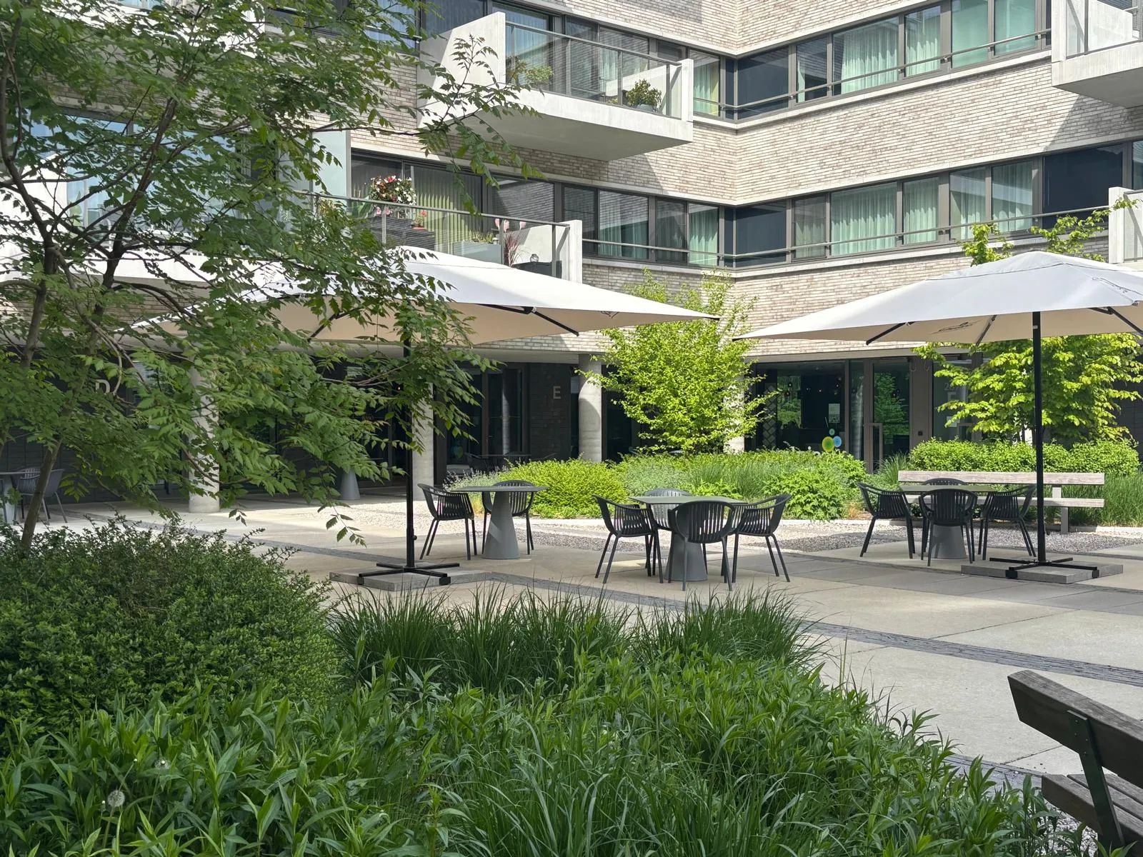 Het terras onder parasols